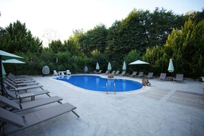 Una piscina al aire libre de temporada