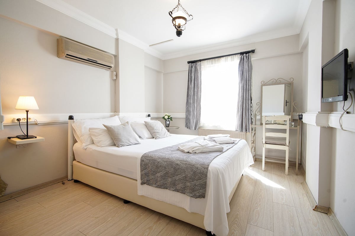 Habitación básica | 1 habitación y ropa de cama