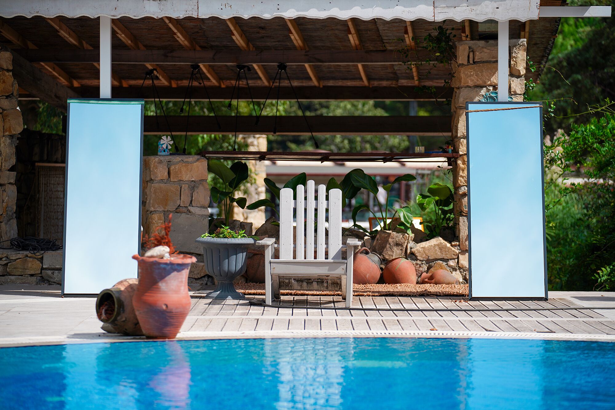 Una piscina al aire libre de temporada