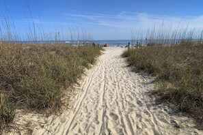 Rannalla, aurinkotuoleja