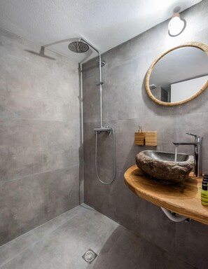 Appartement exécutif | Salle de bain | Douche, douche cascade, séchoir à cheveux, serviettes fournies