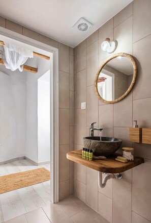 Apartment | Bathroom | Shower, rainfall showerhead, hair dryer, towels - Salty Caves Apartments Milos (Milos)