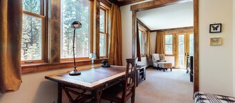 Pet-Friendly & Luxurious, On the Golf Course! Gas Grill, Laundry & Garage