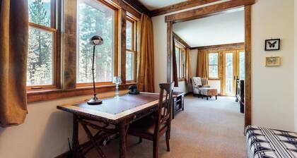 Pet-Friendly & Luxurious, On the Golf Course! Gas Grill, Laundry & Garage