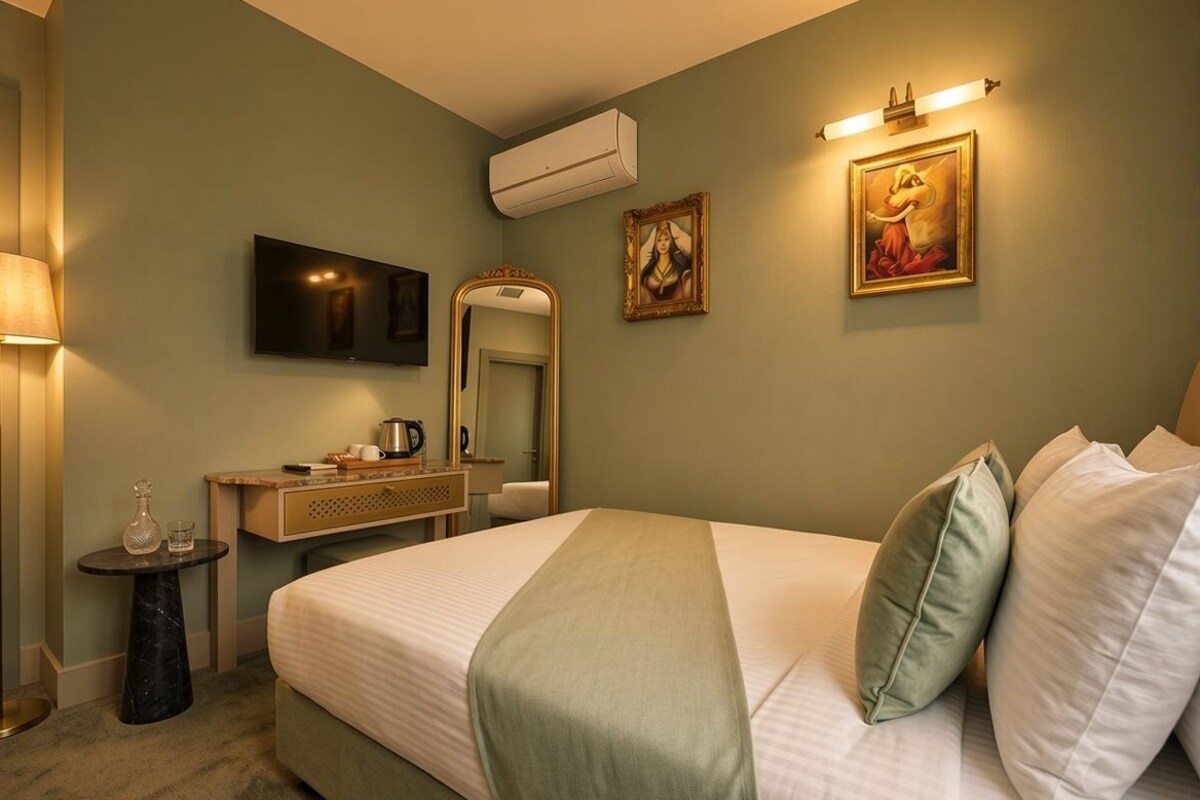 Deluxe Single Room | Premium bedding, in-room safe, soundproofing, WiFi (free)