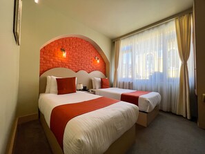 スタンダード ツインルーム ダブルベッド 1 台またはシングルベッド 2 台 | 高級寝具、セーフティボックス (室内)、防音設備、WiFi (無料)