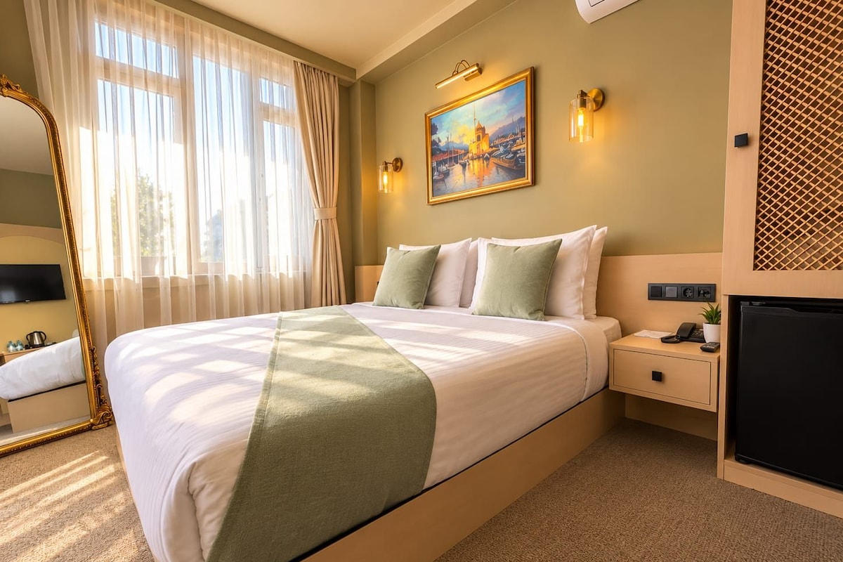 Deluxe Room | Premium bedding, in-room safe, soundproofing, WiFi (free)