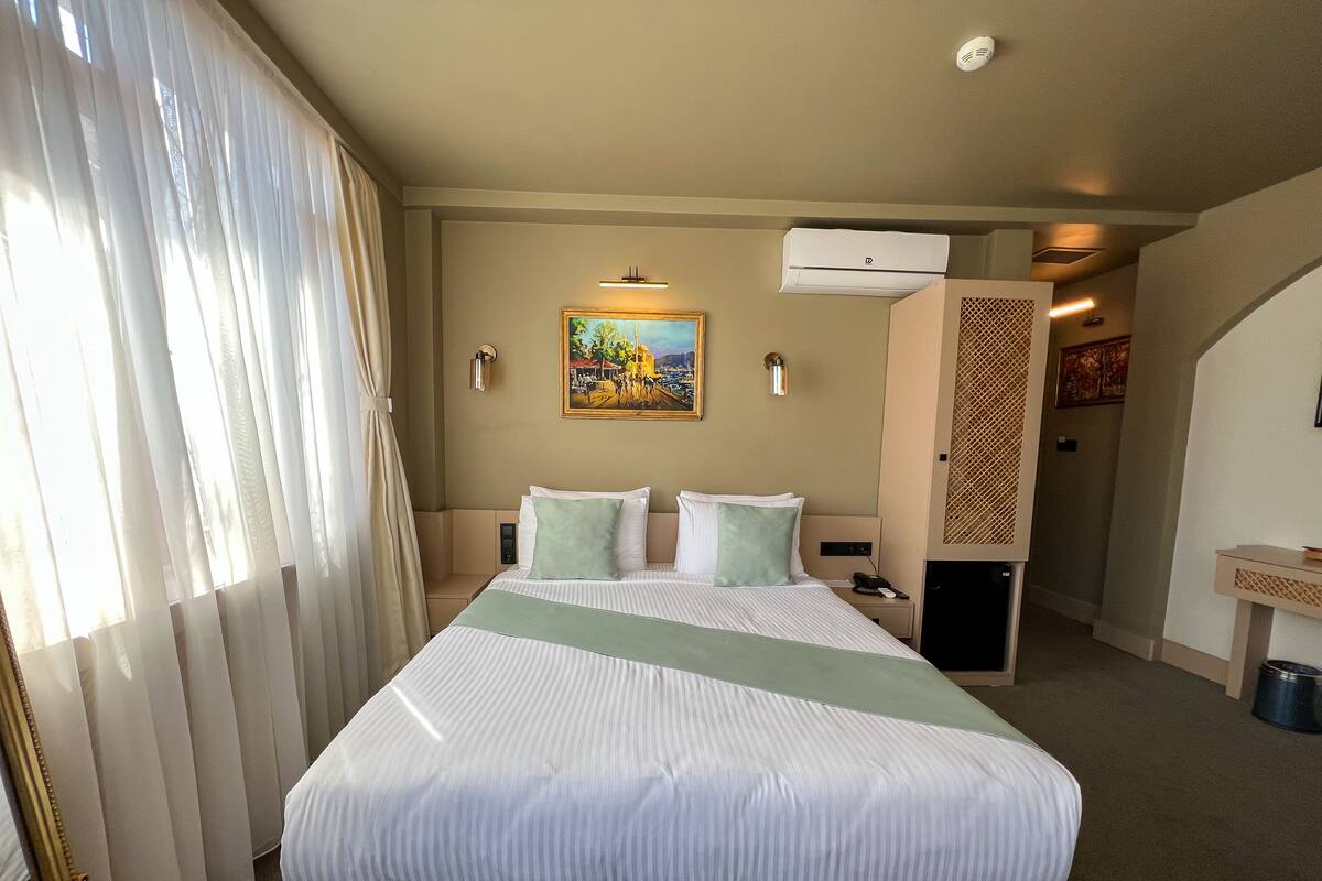 Deluxe Room | 1 bedroom, premium bedding, in-room safe, soundproofing