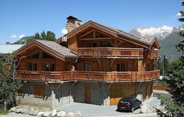 Exterior - Chalet, wifi, 50m from ski slopes, terrace, fireplace or stove, parking, tv, ski locker, 140m² (Les Deux Alpes)