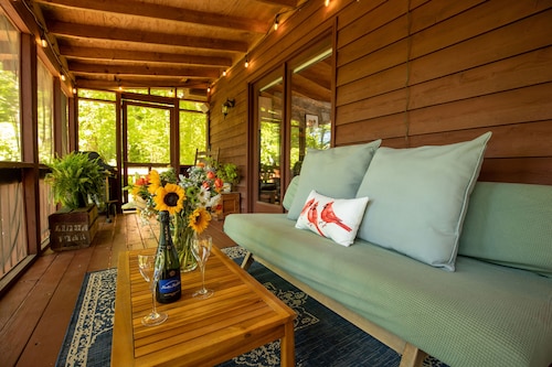 Cheerful 3 bedroom mountain home- minutes to Asheville- 