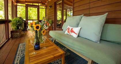 Cheerful 3 bedroom mountain home- minutes to Asheville-