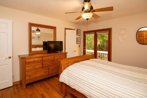 3 bedrooms, in-room safe, desk, free WiFi - Cheerful 3 bedroom mountain home- minutes to Asheville-  (Fairview)