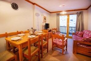 Interior - 100m from resort center, 3rd floor, view mountain/ski slopes, balcony, parking, tv, ski locker, 40m² (Valfréjus)