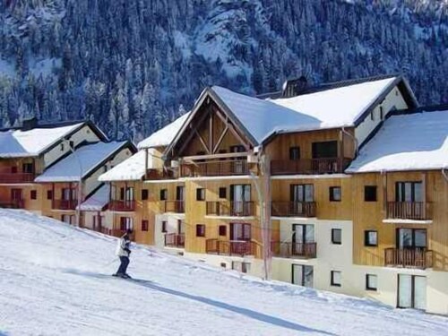 20m from ski slopes, 3rd floor, view mountain/ski slopes, balcony, parking, tv, ski locker, 40m²