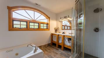 Combined shower/tub, jetted tub, hair dryer, towels