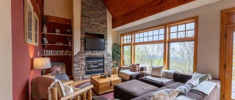 スマートテレビ、暖炉、テーブルサッカー台、書庫