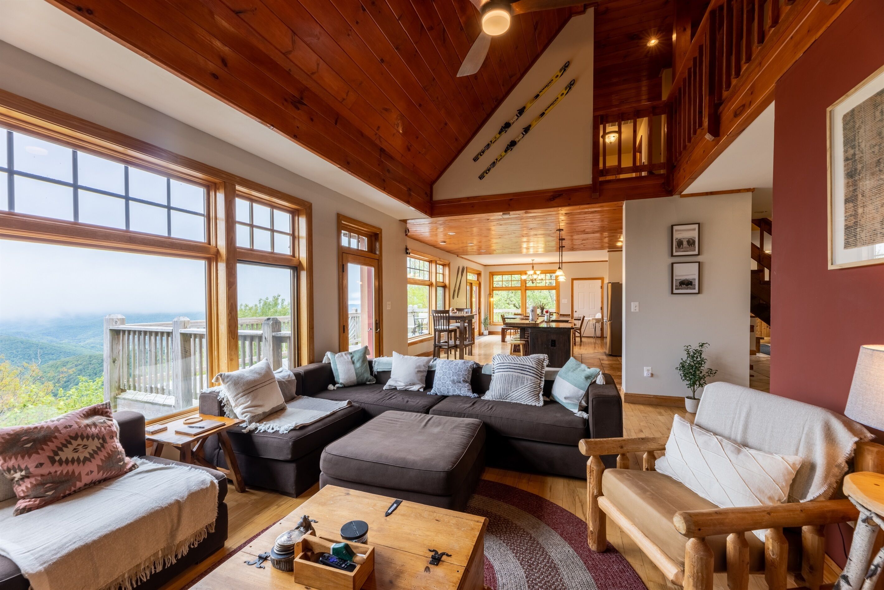 智能电视、壁炉、桌上足球、书