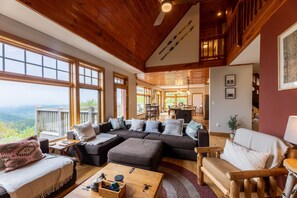 Smart TV, lareira, pebolim, livros