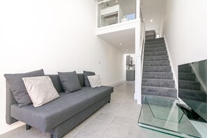 Exclusive House, Private Bathroom, Garden View (King Pin Corner) | Lounge - King Pin Corner (Stevenage)