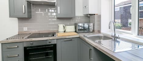 Exclusive House, Private Bathroom, Garden View (King Pin Corner) | Shared kitchen