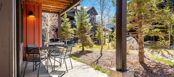 West Village Two Bedroom Townhome, walk to the beginner slopes! Free WiFi