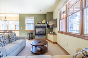 TV, fireplace, streaming services - West Village Two Bedroom Townhome, walk to the beginner slopes! Free WiFi (Copper Mountain)