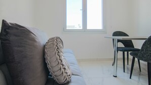 Una sala de estar moderna con un sofá, una mesa y una silla.