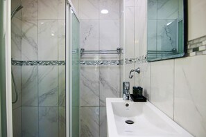 Ducha, artículos de tocador gratuitos, secador de pelo, toallas