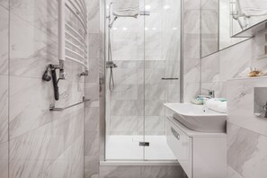 Classic-Apartment | Badezimmer | Dusche, kostenlose Toilettenartikel, Haartrockner, HandtĂŒcher