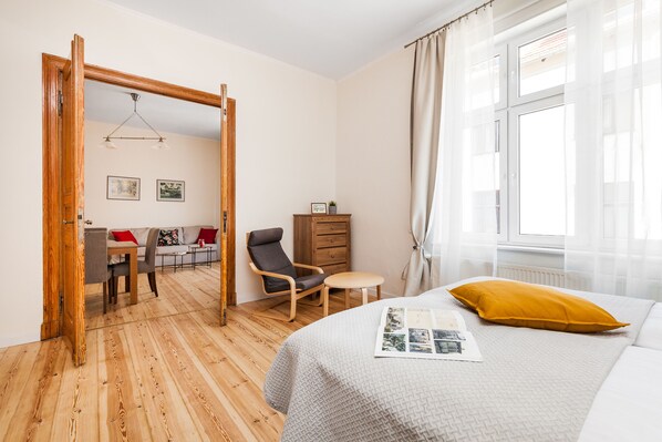 Appartement classique | Aire de séjour | Téléviseur à écran plat de 52 po avec télévision par câble, téléviseur