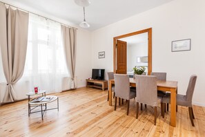 Classic Apartment | Living area | 52-inch flat-screen TV with cable channels, TV - Happy Stay Sopot Monte Cassino 44 D (Sopot)