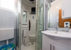 Douche, serviettes fournies