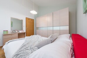 4 Schlafzimmer, kostenlose Babybetten, Bettwäsche