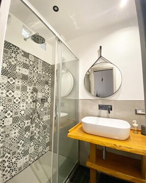 Dusche, Haartrockner, Handtücher, Seife
