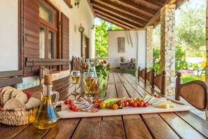 Outdoor dining - Villa Štrkalj ZadarVillas (Murvica)