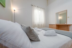 4 makuuhuonetta, silitysrauta/-lauta, ilmainen Wi-Fi, vuodevaatteet