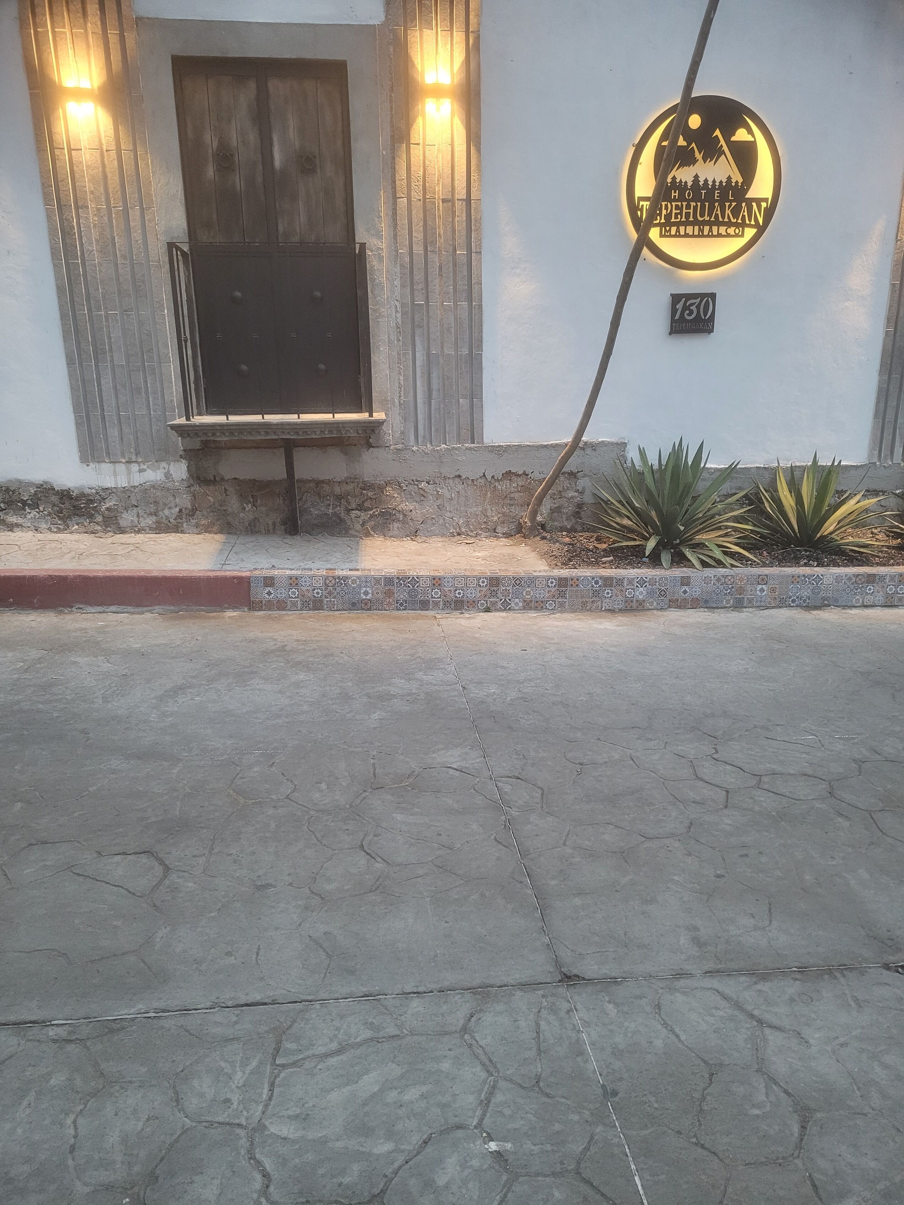 Vista frontal de la propiedad