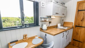 Cottage | Bếp riêng | Tủ lạnh, ấm điện, dụng cụ nấu nướng/bát dĩa/dao nĩa 