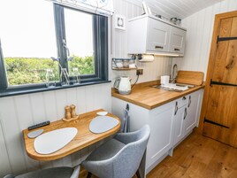 Refrigerador, tetera/pava eléctrica, utensilios de cocina