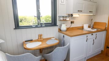 Cottage | Private kitchen | Fridge, electric kettle, cookware/dishes/utensils