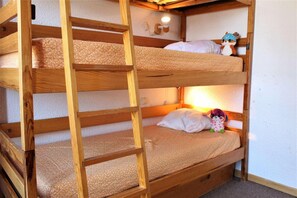 A bunk bed with a wooden ladder, a small shelf, and a wall-mounted light fixture. - 50m from resort center, 2nd floor, swimming pool, balcony, tv, ski locker, 32m², Risoul (Risoul)