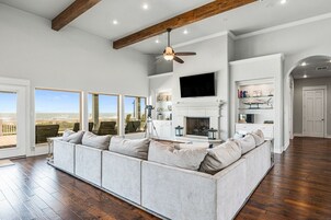 Maison, 4 chambres | Salle de séjour | TV connectée, services de streaming