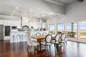 House, 4 Bedrooms | Private kitchen