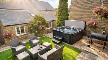 Deluxe Cottage, Private Bathroom (The Old Butchers Cottage) | Outdoor spa tub