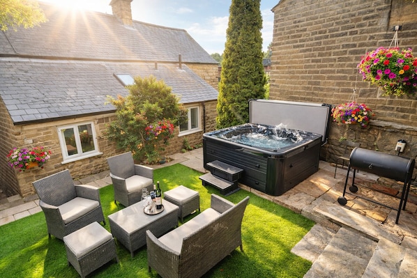 Deluxe Cottage, Private Bathroom (The Old Butchers Cottage) | Outdoor spa tub