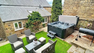 Deluxe Cottage, Private Bathroom (The Old Butchers Cottage) | Garden