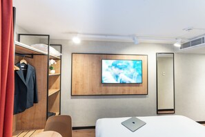 Luxe beddengoed, een kluis op de kamer, een laptopwerkplek