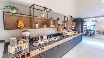 Petit déjeuner buffet (14 EUR par personne)