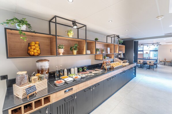 Dagelijks ontbijtbuffet (EUR 14 per persoon)