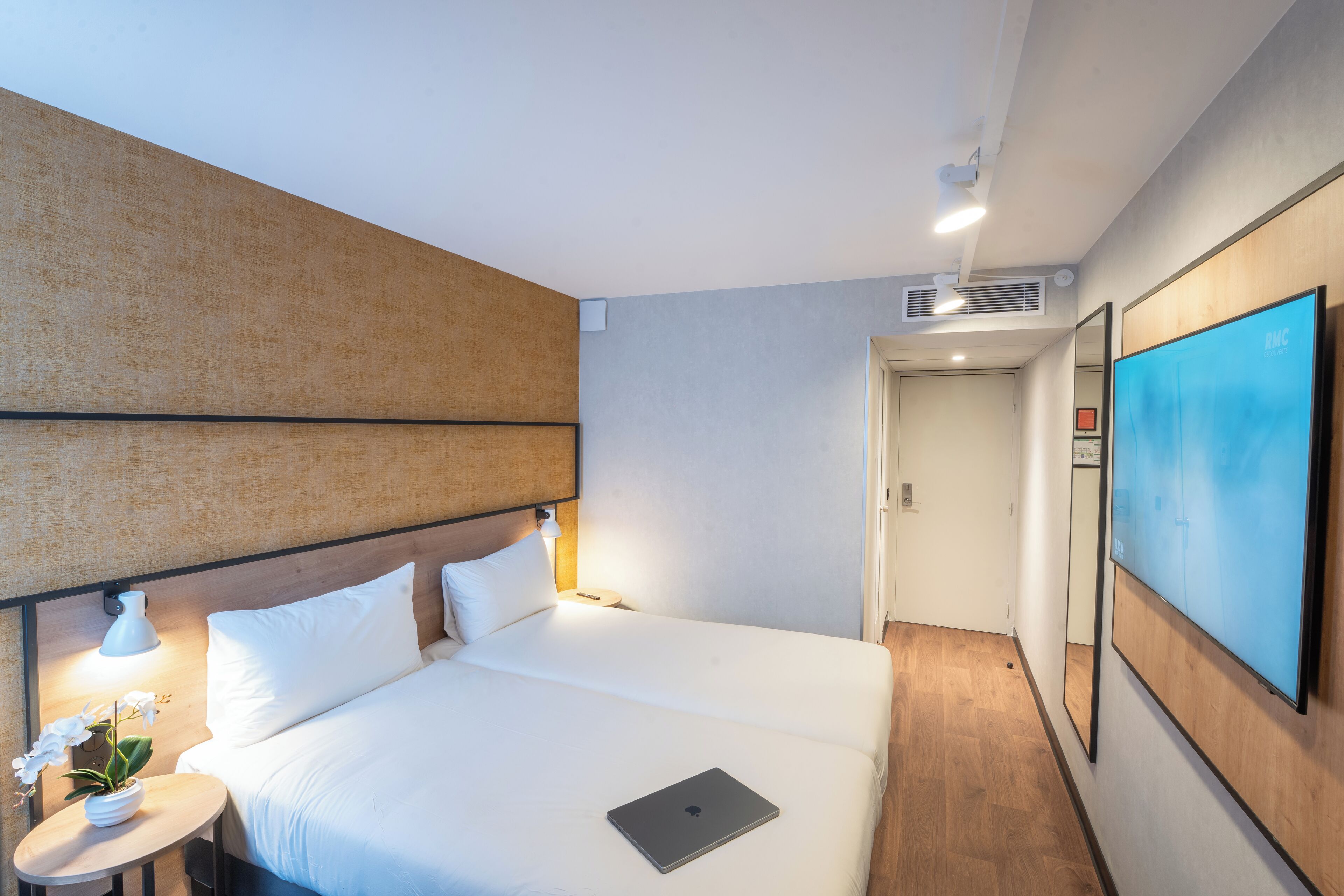 standard room, 2 single beds | premium bedding, in-room safe, laptop workspace, iron/ironing board